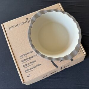 Pampered Chef Cream and Gray Stoneware Pie Dish